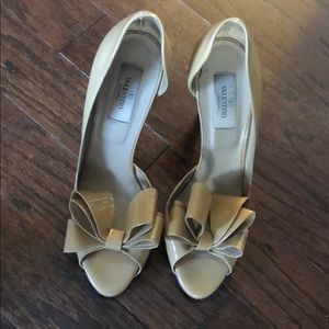 Valentino neutral patent bow pumps
